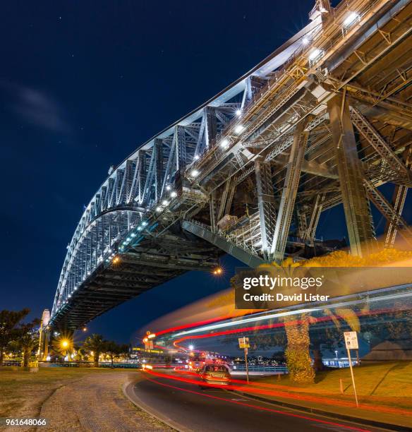 light trails under sydney harbour bridge - sydney buses stockfoto's en -beelden