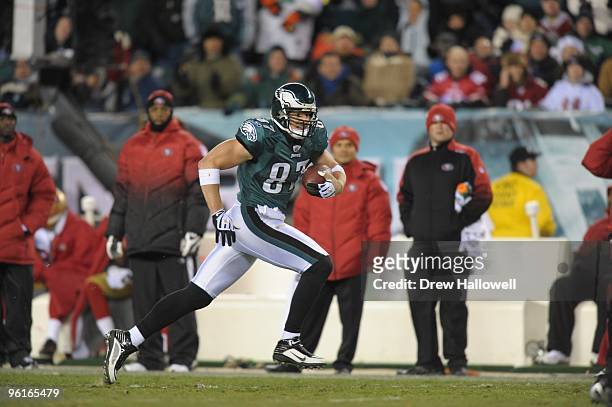 Tight end Brent Celek of the Philadelphia Eagles runs the ball during the game against the San Francisco 49ers on December 20, 2009 at Lincoln...