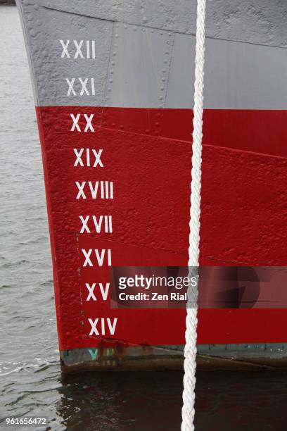roman numeral depth marker on bow end of the historic balclutha sailing ship - 深度マーカー ストックフォトと画像
