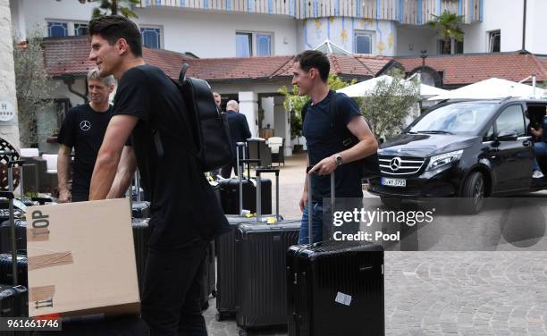 Mario Gomez und Sebastian Rudy arrive on day one of the Germany National Football team's training camp at Hotel Weinegg on May 23, 2018 in Eppan,...