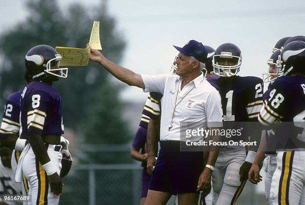 S: Head Coach Bud Grant of the Minnesota Vikings goes over a play with his team during a practice late circa 1970's. Grant was the head coach of the...