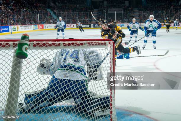 Stuart Skinner of Swift Current Broncos makes a save on a shot by Robert Thomas of Hamilton Bulldogs at the Brandt Centre on May 21, 2018 in Regina,...