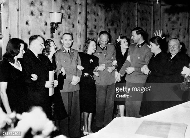 Undated picture of Nazi officers of the NSDAP psong with Eva Braun's family and friends. : Eva Braun's best friend Herta Schneider, Reichsleiter...