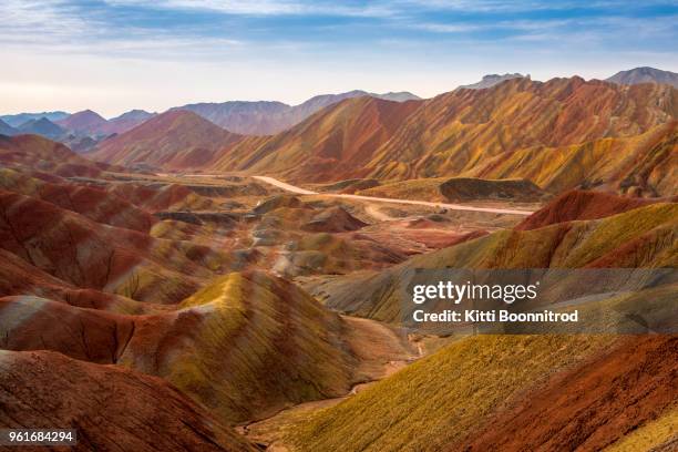 view of colourful mountains of the zhangye national geopark, china - zhangye photos et images de collection