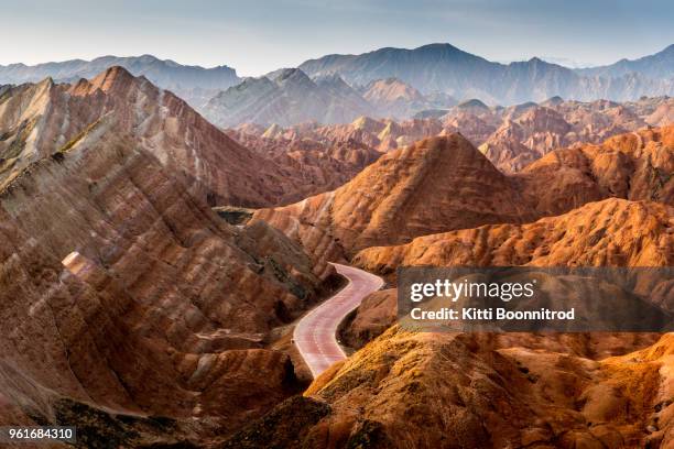 view of colourful mountains of the zhangye national geopark, china - zhangye photos et images de collection