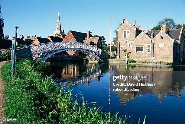 chinese bridge on great ouse river, godmanchester huntingdon, cambridgeshire, england, united kingdom, europe - huntingdon stockfoto's en -beelden