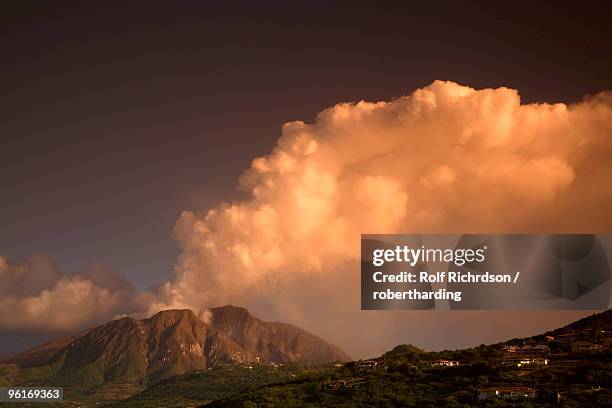 soufriere hills volcano, montserrat, leeward islands, west indies, caribbean, central america - leeward islands lesser antilles stockfoto's en -beelden