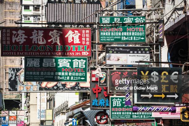 advertisement sign in the crowded streets of mong kok in kowloon, hong kong - mong kok imagens e fotografias de stock