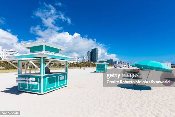 kiosk and beach umbrellas, south beach, miami, florida, united states - booth foto e immagini stock