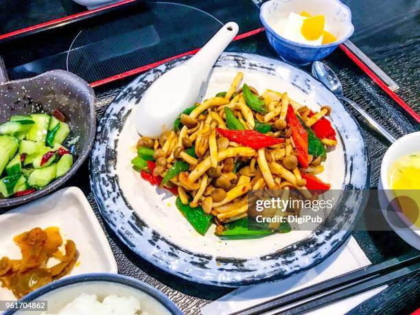 stir fried buna-shimeji mushrooms (white beech mushrooms) and chili pepper lunch meal - shimeji mushroom - fotografias e filmes do acervo