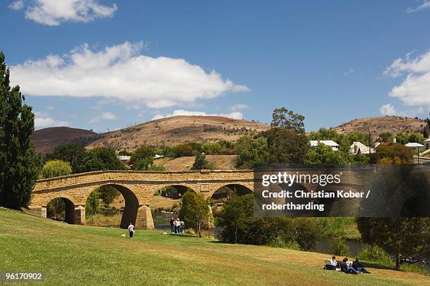 richmond bridge dating from 1831, richmond, tasmania, australia, pacific - richmond tasmania stock pictures, royalty-free photos & images