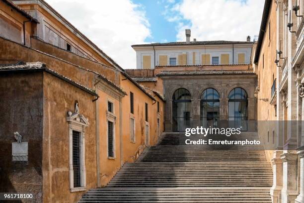 the steps on the side of the capitolini museum at campidoglio square in rome. - emreturanphoto stock-fotos und bilder