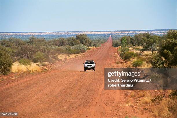 mereenie loop, the four wheel drive road from kings canyon to alice springs, northern territory, australia, pacific - northern territory stock pictures, royalty-free photos & images