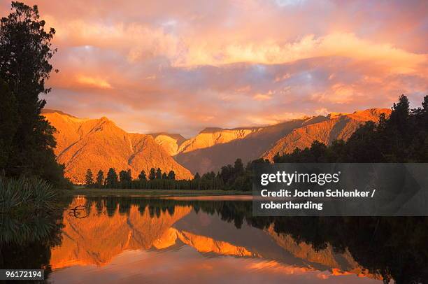 sunset, lake matheson and southern alps, westland, south island, new zealand, pacific - south westland stock-fotos und bilder