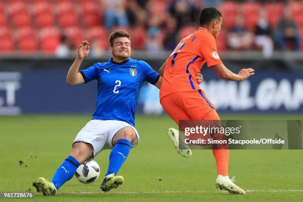 Mohammed Ihattaren of Netherlands battles with Alberto Barazzetta of Italy during the UEFA European Under-17 Championship Final match between Italy...