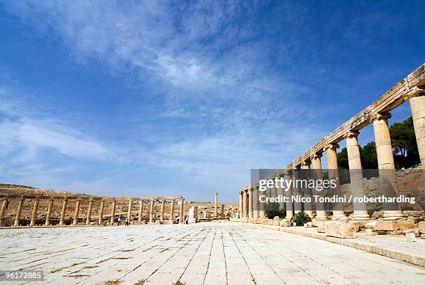 oval plaza with colonnade and ionic columns, jerash (gerasa), a roman decapolis city, jordan, middle east - roman decapolis city - fotografias e filmes do acervo