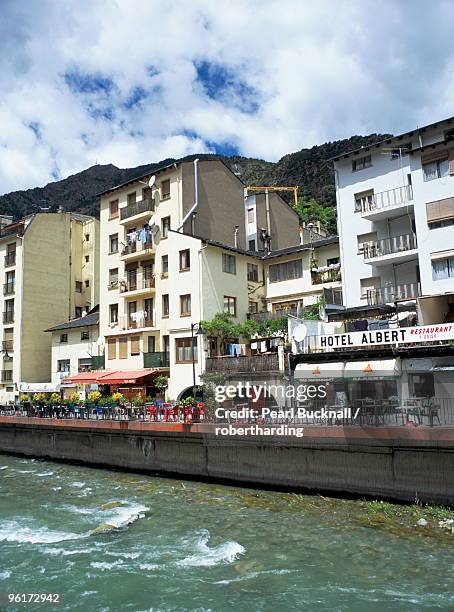 street cafes on the bank of riu valira which runs through the capital city, andorra la vella, andorra, europe - andorra la vella stockfoto's en -beelden