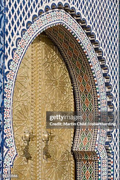 detail of bronze doorway, fez el-jedid, royal palace, fez, morocco, north africa, africa - dar el makhzen stock-fotos und bilder