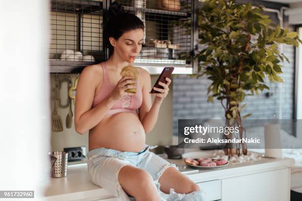 gesunde lebensweise in der schwangerschaft - hipster in a kitchen stock-fotos und bilder
