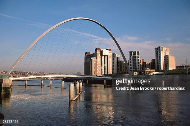 baltic quays and millennium bridge, gateshead, tyne and wear, england, united kingdom, europe - gateshead millennium bridge stockfoto's en -beelden