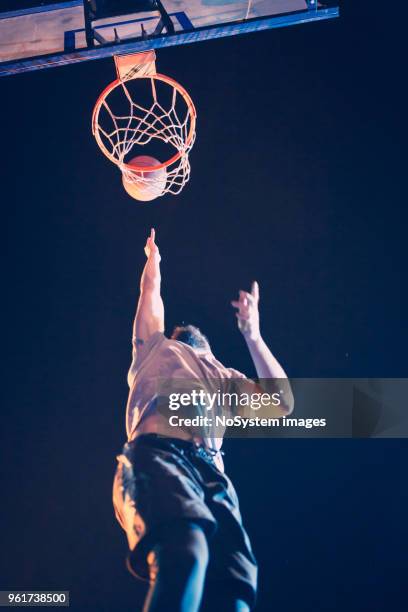 de hook shot in basketbal. jonge, bebaarde mannen spelen basketbal buitenshuis - hookshot stockfoto's en -beelden