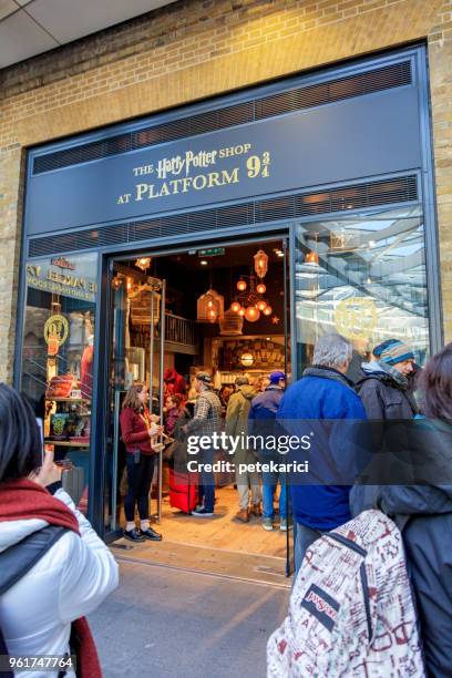 the harry potter shop at platform 9 3/4 - harry potter and the prisoner of azkaban stock pictures, royalty-free photos & images