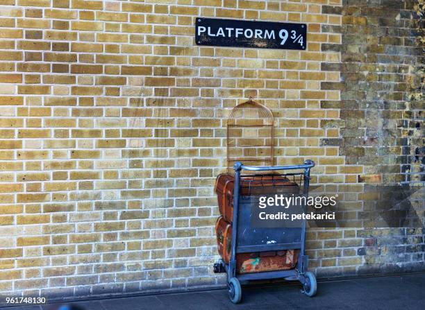 plattformen nio och tre fjärdedelar vid king's cross station, london - harry potter namngivet verk bildbanksfoton och bilder