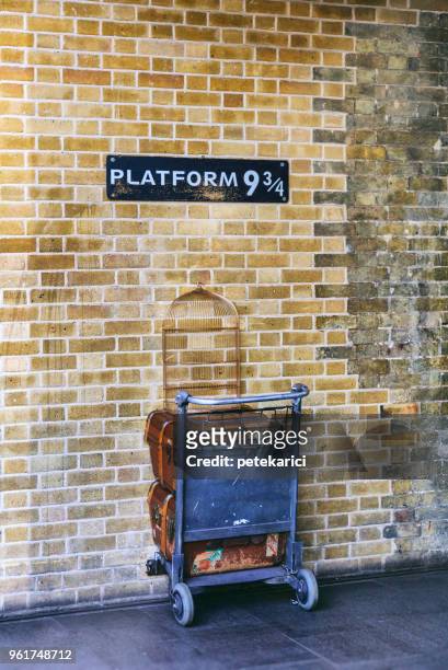 plattformen nio och tre fjärdedelar vid king's cross station, london - harry potter namngivet verk bildbanksfoton och bilder