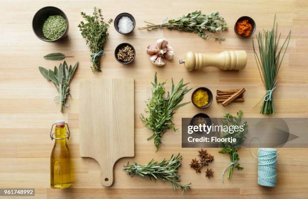 condimentos: hierbas y especias todavía vida - orégano fotografías e imágenes de stock