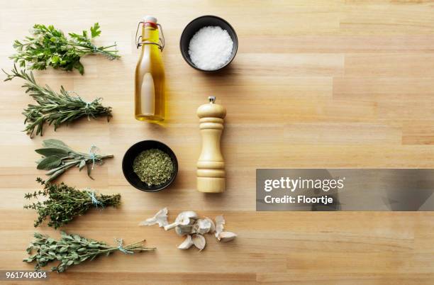 smaksättning: örter och kryddor stilleben - pepper mill bildbanksfoton och bilder