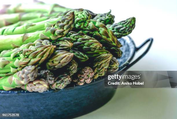 green asparagus in a pan - aniko hobel 個照片及圖片檔