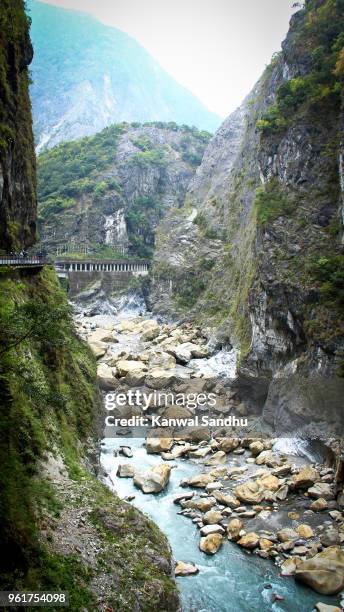 tunnel of nine turns, taroko national park - taroko gorge national park stock pictures, royalty-free photos & images