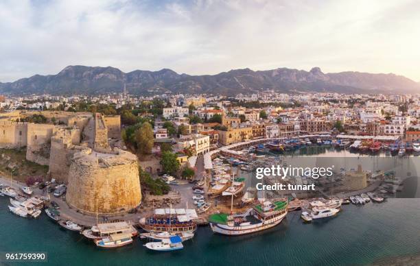 vista aérea de la antigua marina de girne (kyrenia), chipre - republic of cyprus fotografías e imágenes de stock