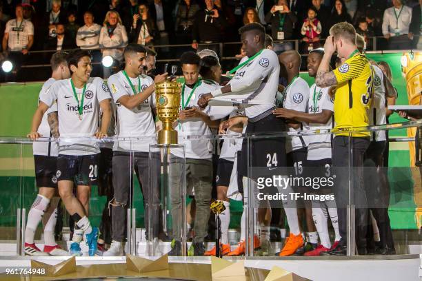 Players of Eintracht Frankfurt celebrate with the trophy after winning the DFB Cup final between Bayern Muenchen and Eintracht Frankfurt at...