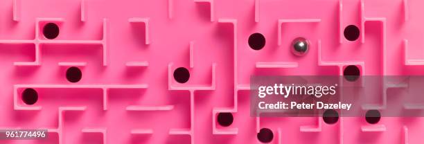 pink labyrinth maze puzzle - puzzle business stockfoto's en -beelden