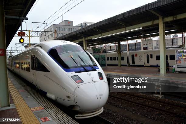 speed-zug am saga railway station-schild, kyushu, japan - kyushu stock-fotos und bilder