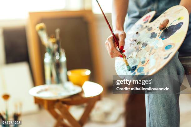 konstnärer händerna blanda färger på en palett - color palette bildbanksfoton och bilder