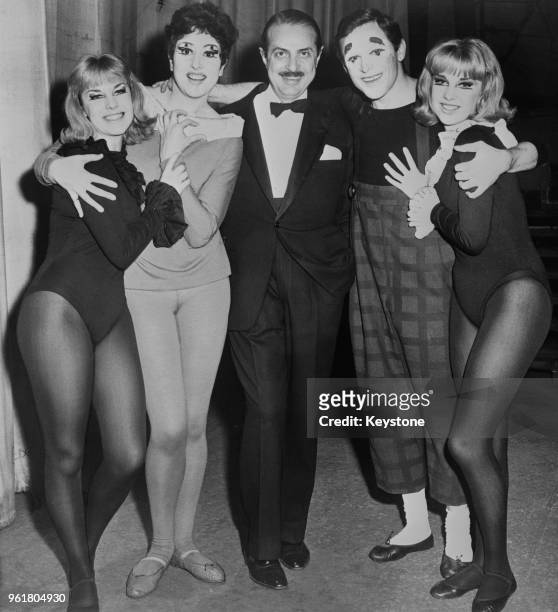 From left to right, Jennifer Baker, Anna Quayle, producer David Merrick, Anthony Newley and Susan Baker at the opening night of the musical 'Stop the...