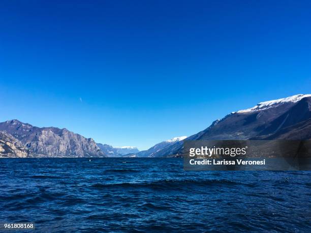 view of lake garda, italy - larissa veronesi - fotografias e filmes do acervo