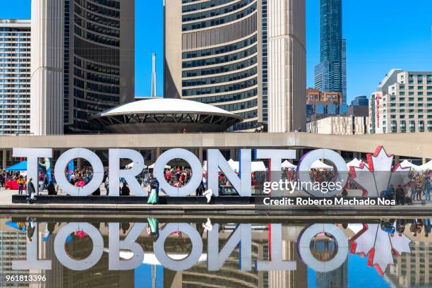 nathan phillips square,toronto, canada - praça nathan phillips - fotografias e filmes do acervo