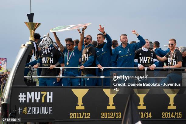 Federico Bernardeschi , Douglsa Costa, Gonzalo Higuain , Rodrigo Bentancur , Andrea Barzagli and Benedikt Howedes of Juventus cheer the fans during a...