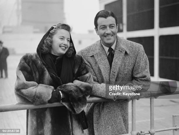 American actress Barbara Stanwyck and her husband, actor Robert Taylor arrive at Southampton on the 'Queen Elizabeth', 10th February 1947.