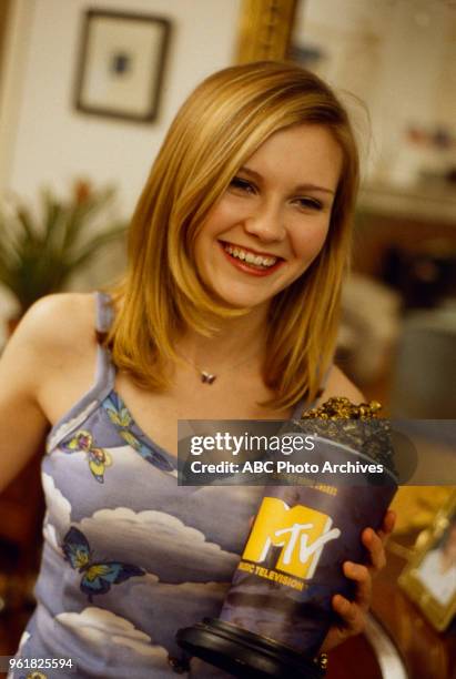 Kirsten Dunst Holding Photos and Premium High Res Pictures - Getty Images