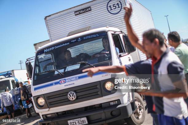 Truck drivers gather on BR 040 highway during a protest against rising fuel prices in Luziania, Brazil, on Wednesday, May 23, 2018. Brazilian...