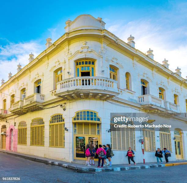 the new artisan building (spanish: el nuevo artesano), santa clara, cuba - villa clara province stock pictures, royalty-free photos & images