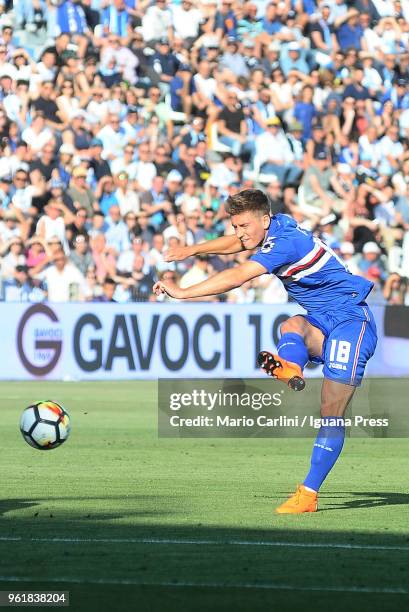 Dennis Praet of UC Sampdoria kicks towards the goal during the serie A match between Spal and UC Sampdoria at Stadio Paolo Mazza on May 20, 2018 in...