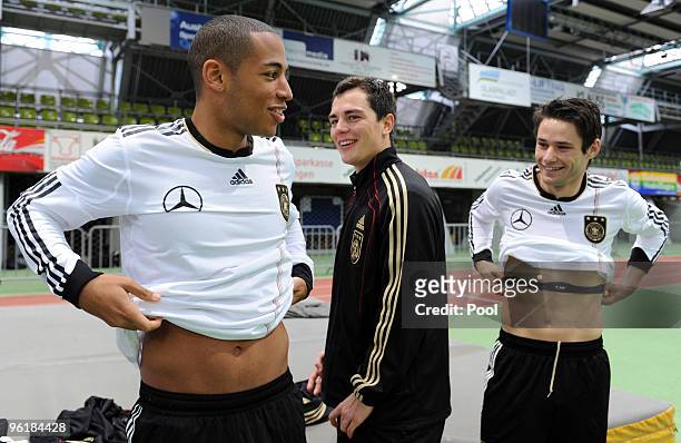 Dennis Aogo, Marcel Schaefer and Christian Traesch of the German national football team are seen during a fitness test at the Glaspalast on January...