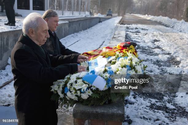 German President Horst Koehler and Israeli President Shimon Peres lay down the wreath during the commemoration at the memorial track 17 Grunewald of...