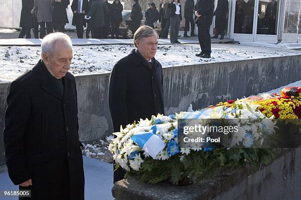 German President Horst Koehler and Israeli President Shimon Peres lay down the wreaths during the commemoration at the memorial track 17 Grunewald of...