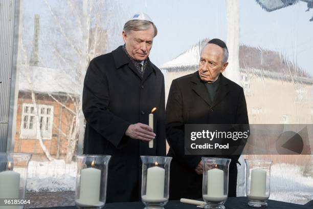 German President Horst Koehler and Israeli President Shimon Peres commemorate at the memorial track 17 Grunewald of the holocaust victims on January...